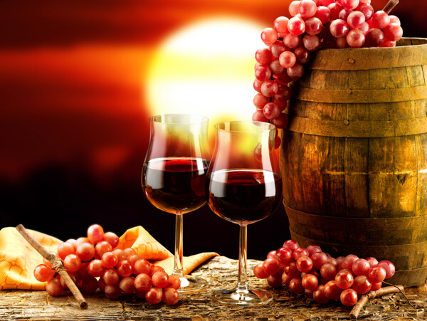夕阳下的葡萄与酒桶图片