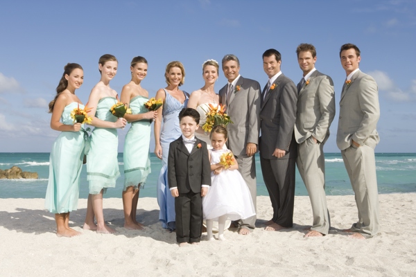 沙滩上的婚礼摄影图片