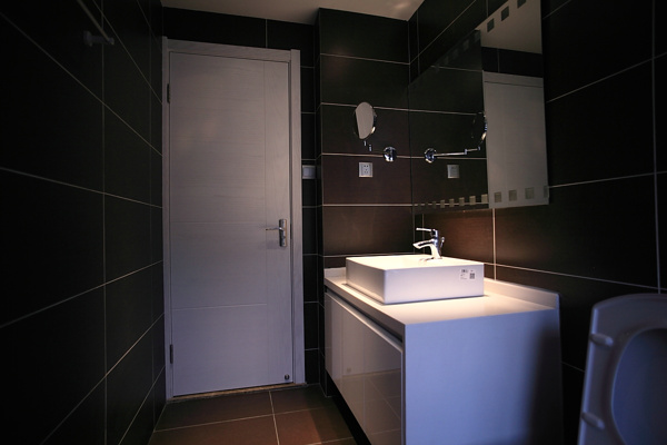 现代简约浴室黑色格子背景墙室内装修效果图