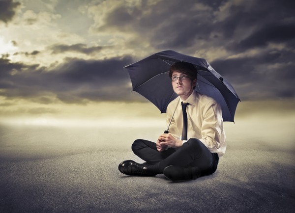 搭雨伞的男人图片