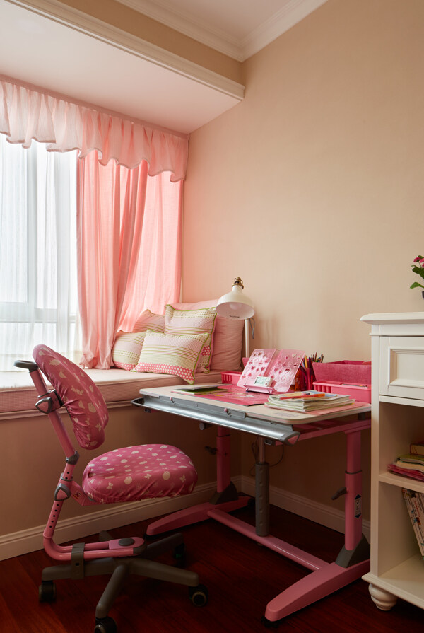 现代温馨公主风次卧粉色窗帘室内装修效果图