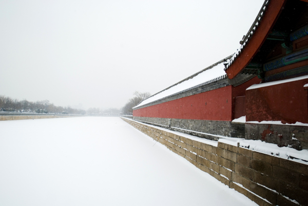 故宫雪景筒子河畔图片