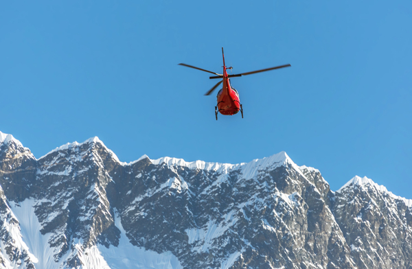 雪山蓝天中的直升飞机图片