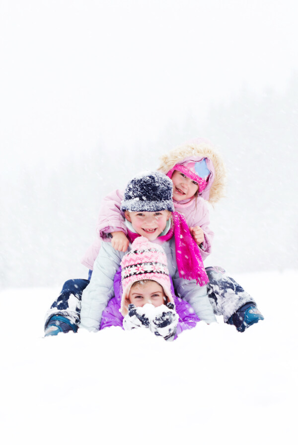 雪地上的可爱儿童图片
