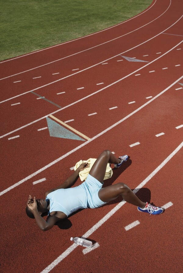 躺在跑道上的黑人男性图片