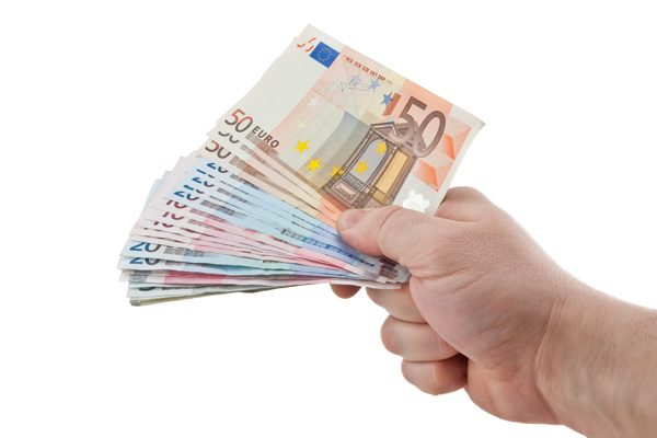 手里的一沓欧元钞票图片