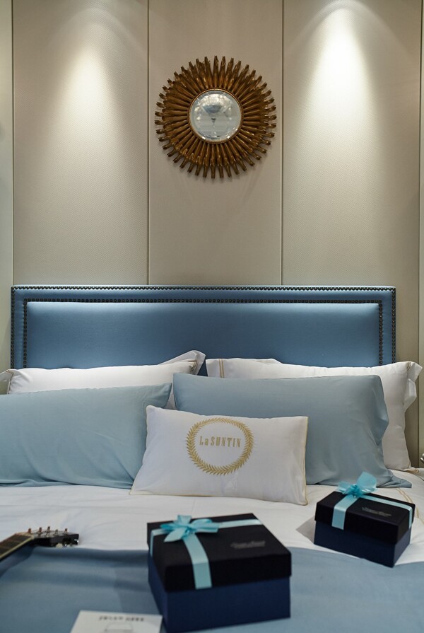 欧式卧室蓝色大床设计图
