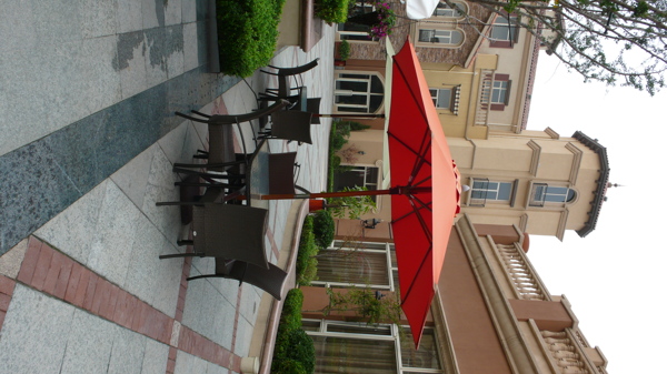 太阳伞与休闲椅里欧式花园图片