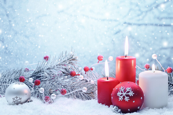 雪中的圣诞树吊饰与蜡烛图片