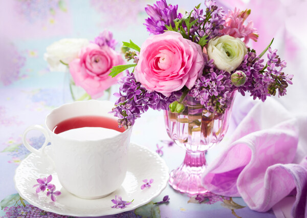 玫瑰插花和茶水图片