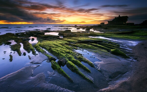 夕阳下河道风景