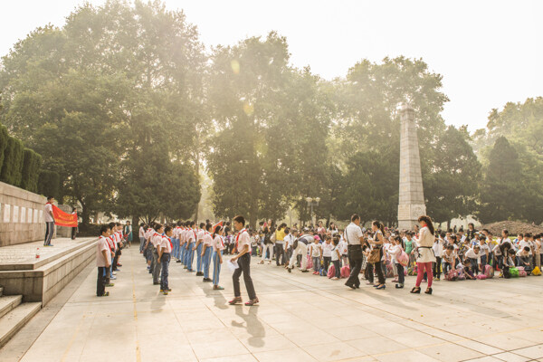 小学生纪念革命烈士图片