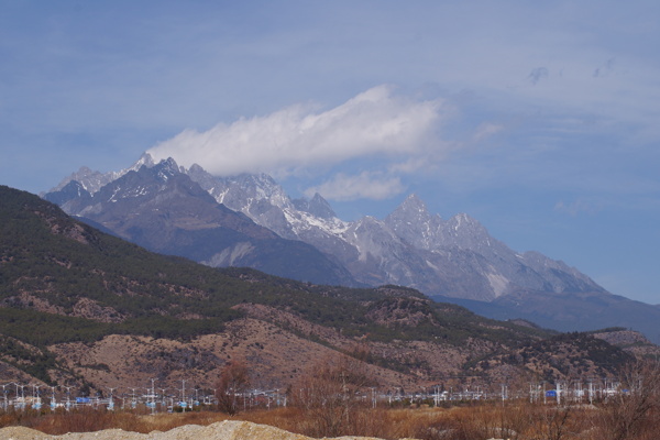 玉龙雪山远景图片