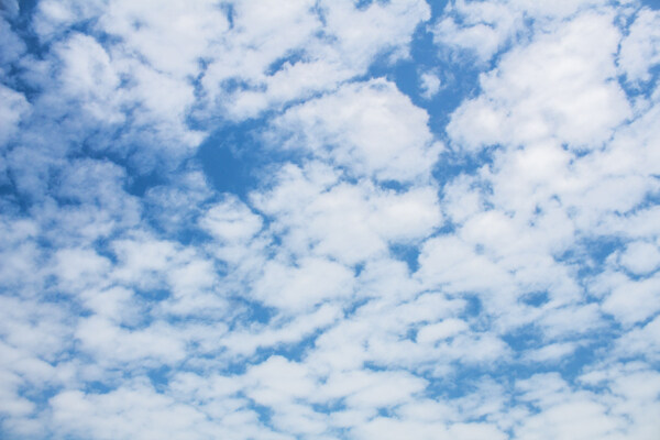 蔚蓝的天空和洁白的云