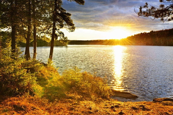 唯美夕阳湖泊风景图片