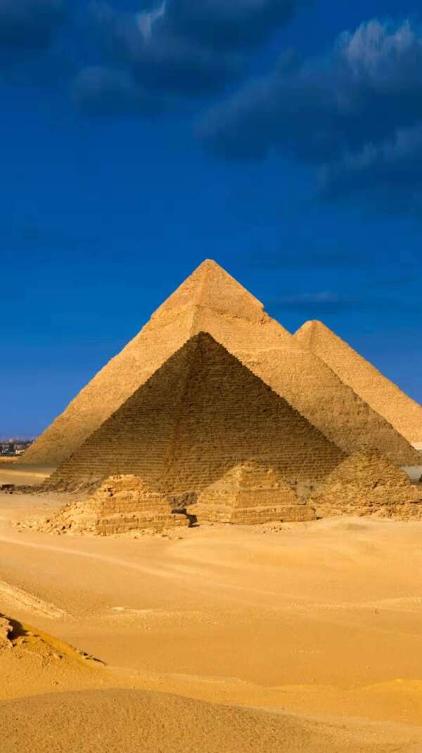 大沙漠中的金字塔