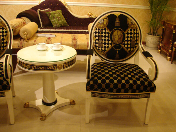 经典欧式家具椅子与圆桌图片