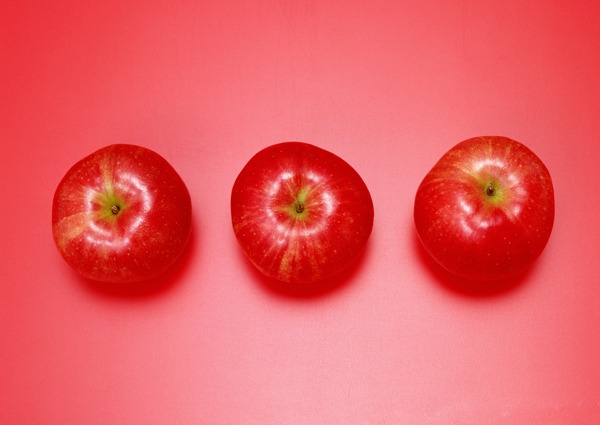 红色苹果三个