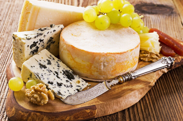 菜板上的奶酪与葡萄图片