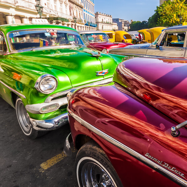 古巴街头的轿车图片