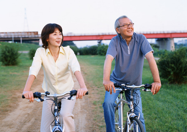 骑自行车户外活动的老年夫妻