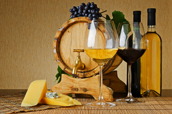 葡萄酒与酒桶图片
