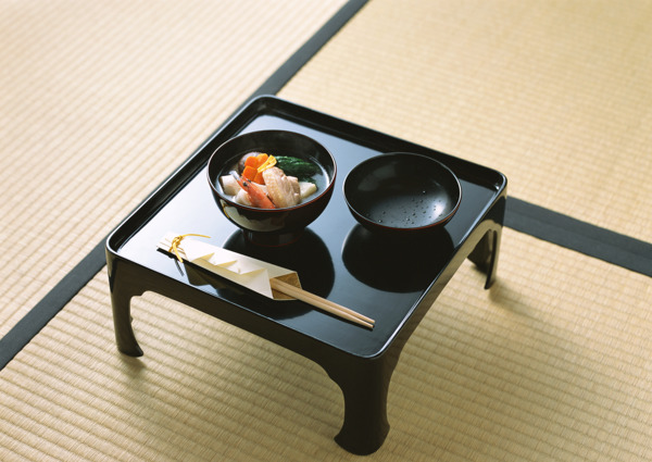 黑色茶几上的黑色碗和筷子高清下载