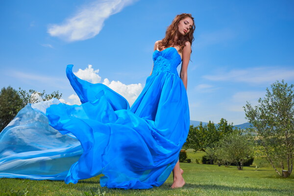 蓝裙美女户外图片