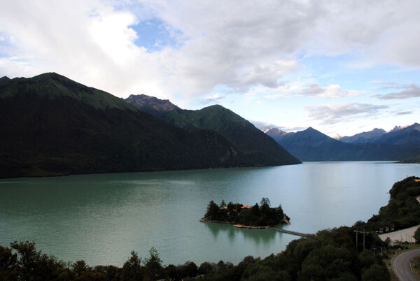 高山河流