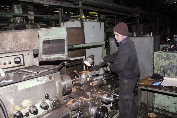 工厂里的机械工人图片