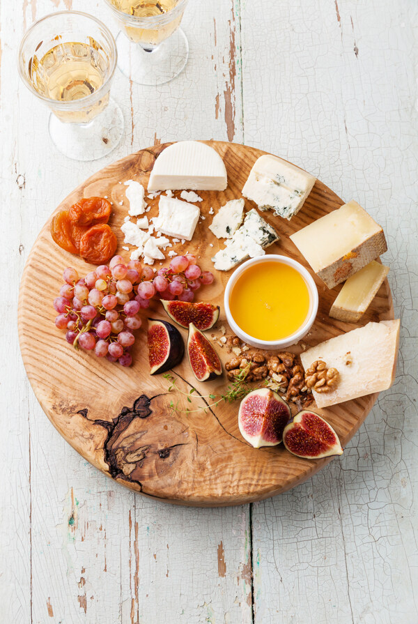 木板上的奶酪与配料图片