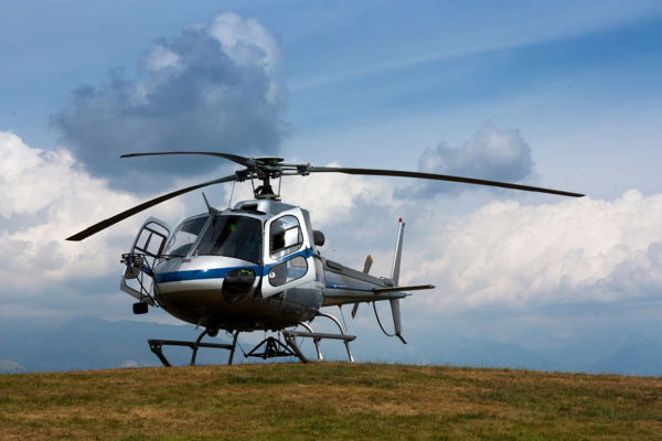 草地上的直升飞机图片