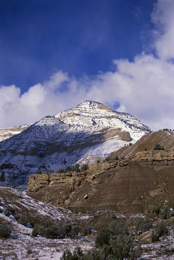 蓝天白云下的雪山风景