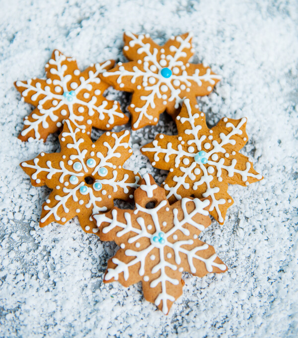 雪地里的圣诞饼干图片