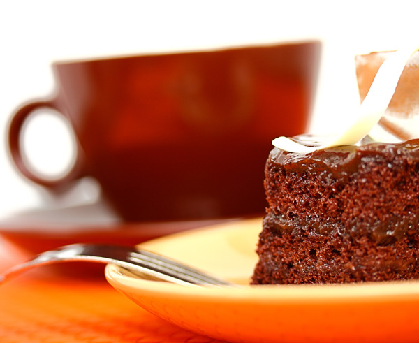 潮湿的巧克力蛋糕和咖啡美味