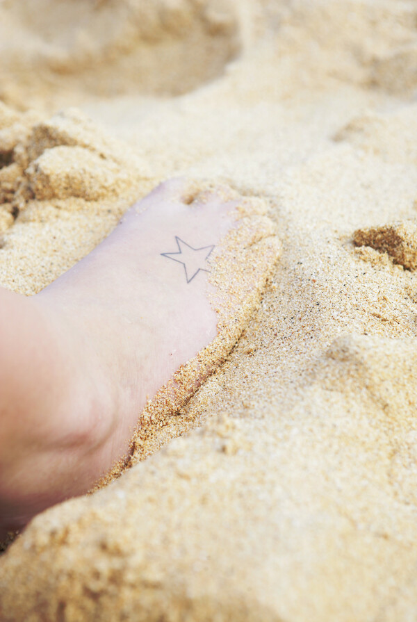 沙滩上的一只脚图片
