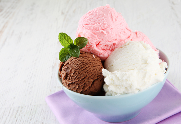 碗里的彩色冰淇淋图片