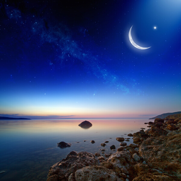 海边风景与天空里的月亮图片