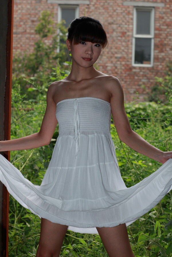 白色连衣裙美女图片