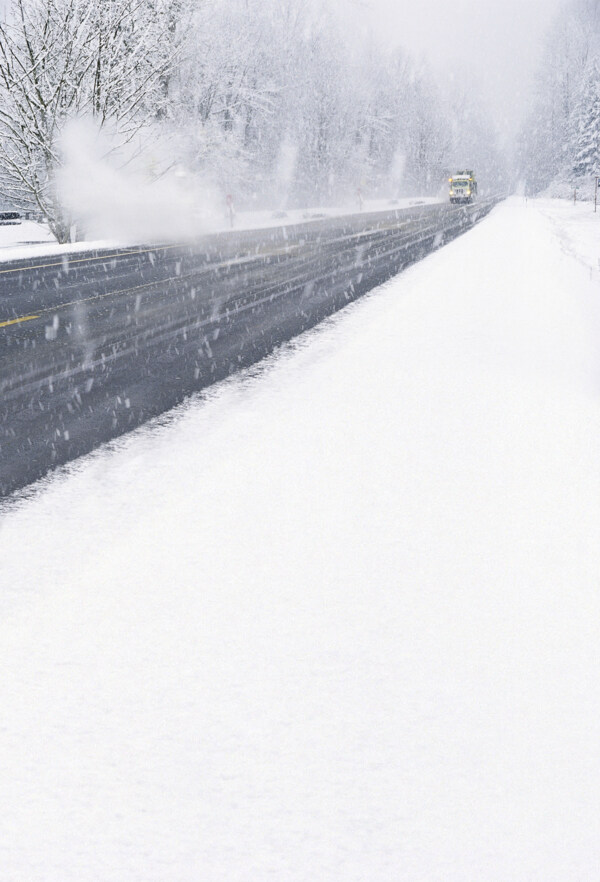 公路与暴风雪天气影楼摄影背景图片
