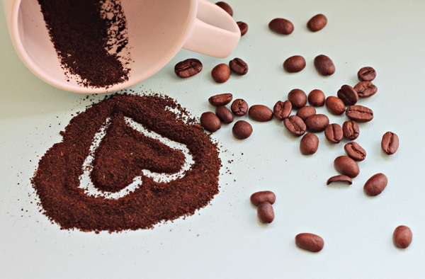 心形咖啡与咖啡豆图片