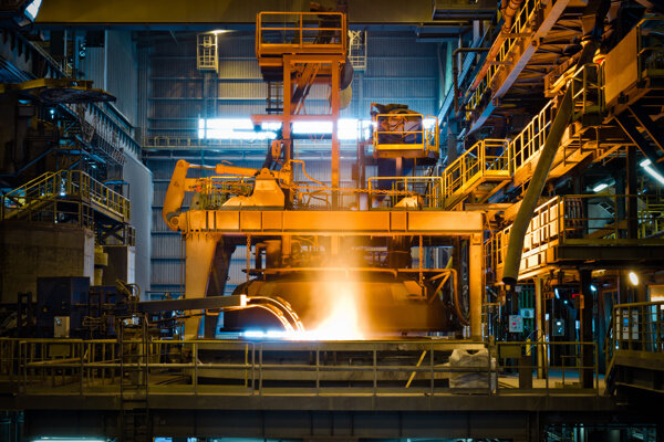 钢铁厂炼炉图片