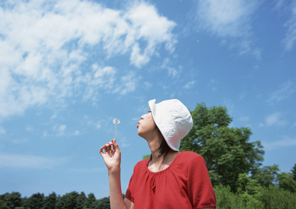 正在吹蒲公英的女人图片