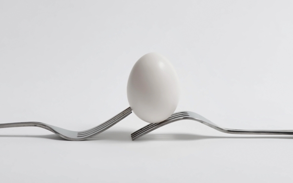 创意叉子上的鸡蛋