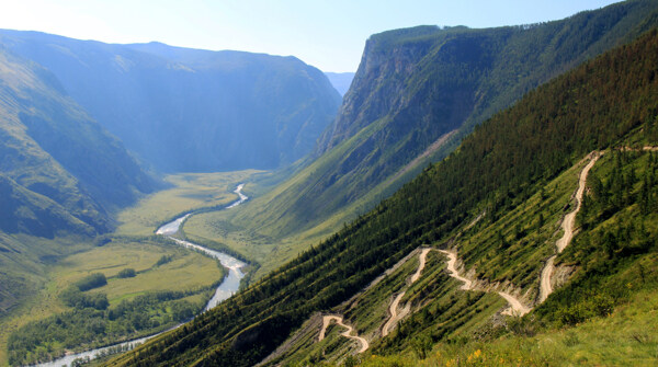 山坡上的山路和峡谷下的河流