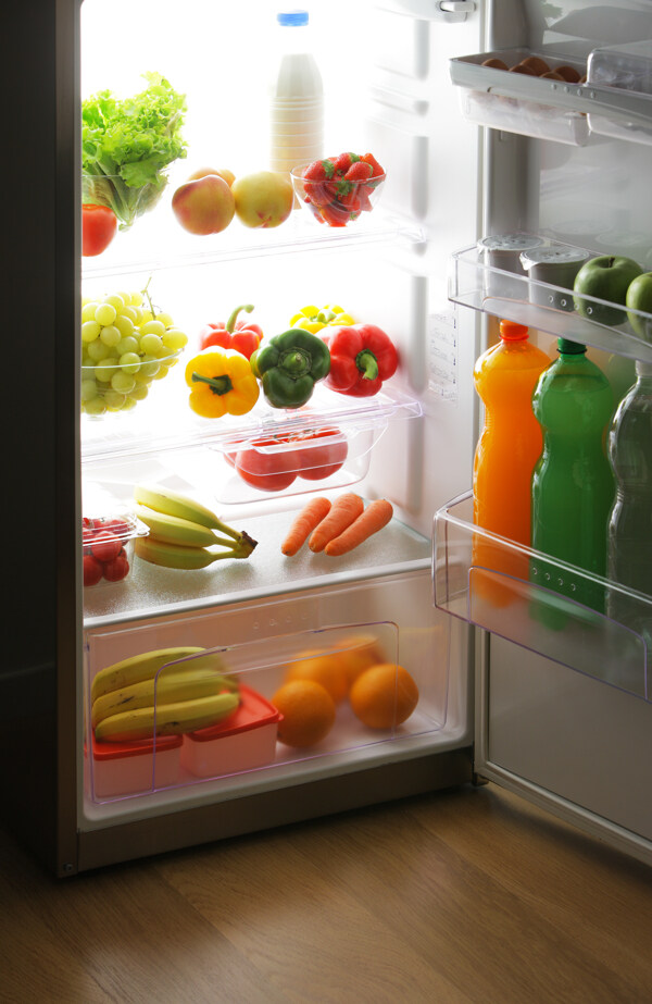 冰箱里的新鲜水果和饮料图片