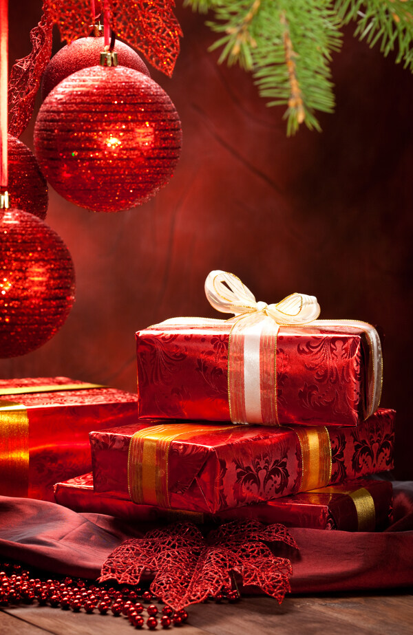 红色圣诞球与礼物图片