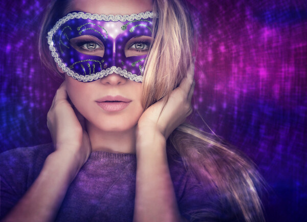 戴紫色面具的女人图片