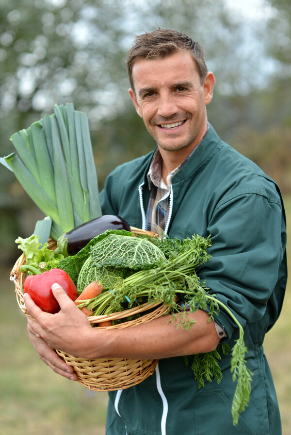 抱着新鲜蔬菜的男人图片