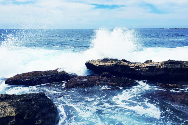 海浪拍击礁石